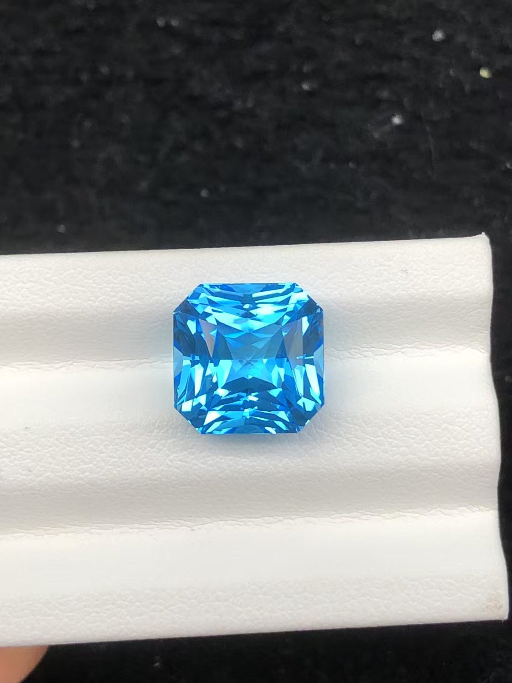 瑞士蓝托帕石
雷迪恩切磨火彩闪亮