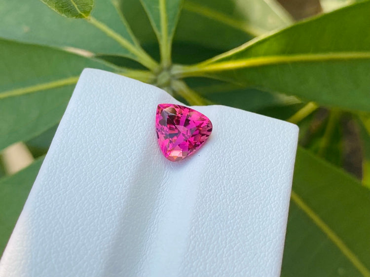 2.2ct 精切梨形卢比来色系红碧玺