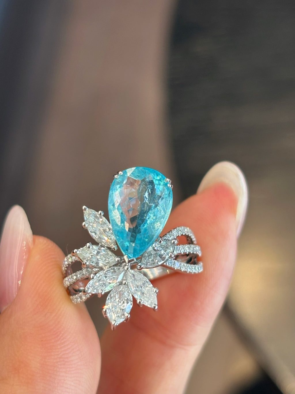 奢华重金钻石镶嵌帕拉伊巴戒指