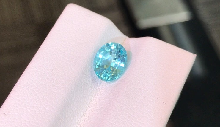 帕拉伊巴 
全净体 强霓虹感
1.79ct 带AIGS证书
