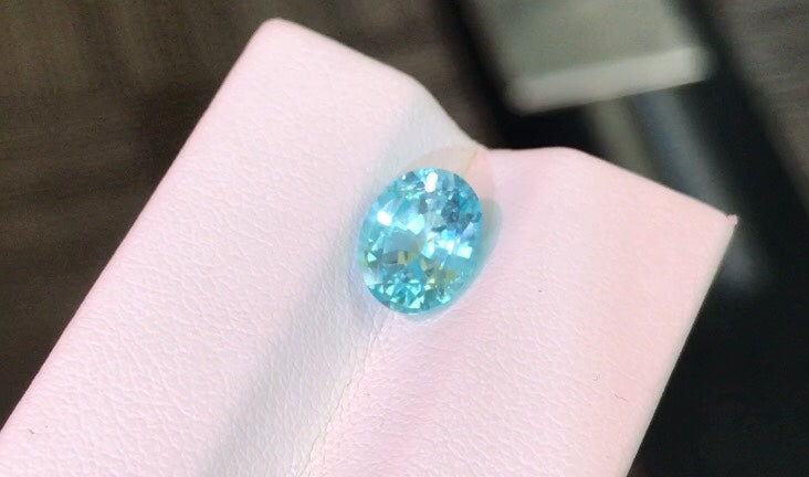 帕拉伊巴 
全净体 强霓虹感
1.79ct 带AIGS证书